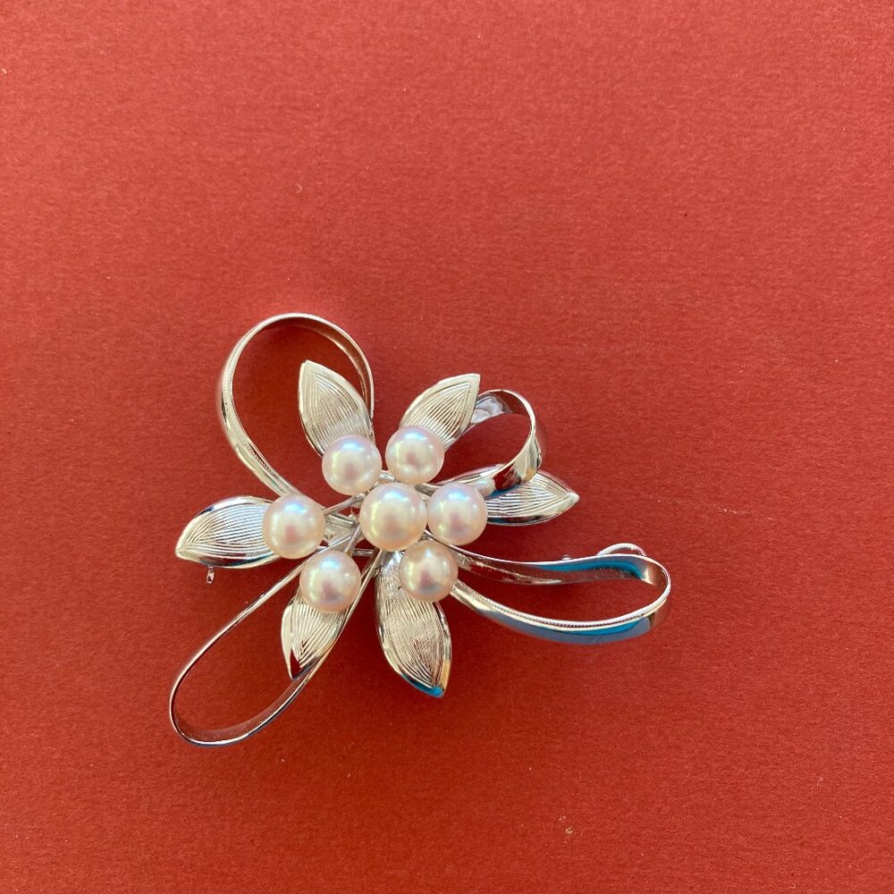 Silver and pearl brooch.